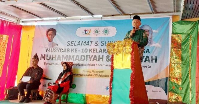 
 ketua PD Muhammadiyah Limapuluh Kota, Dr. Yusmar Khalif saat membuka musycab PCM dan PCA Kelarasan Mungka.(Wengki)