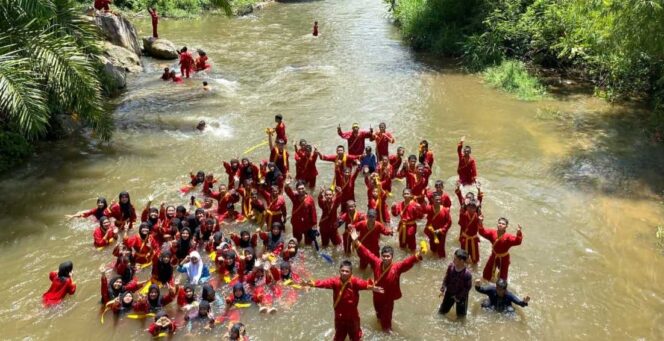 
 Siswa tapak suci Sijunjung mandi di Batang Sumpur usai menjalani syiar Tapak Suci Keliling Nagari Sumpur.(AG)