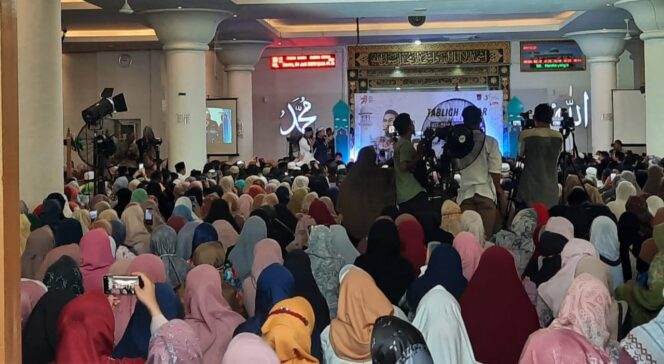 
 Suasana Tablig Akbar Ustaz Adi Hidayat di Masjid Nurul Iman Kota Padang.