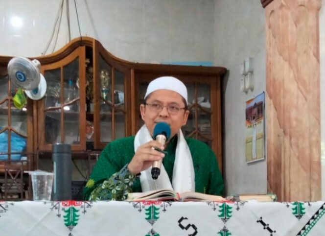 
 Dr. H. Irwandi Nashir saat bertausiah di Masjid Jami’ Sholihin, Jorong Padang Batang, Mungka, Kabupaten Limapuluh Kota, Ahad (6/8/2023). (Dok. PDM Kota Payakumbuh).