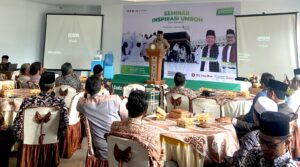 Direktur PT Sumbarmu Amal Sinergi, Gun Sugianto saat memberikan paparan saat seminar Inspirasi Umroh pada Minggu (6/8/2023) di Gedung Muhammadiyah Sumbar. (IST)