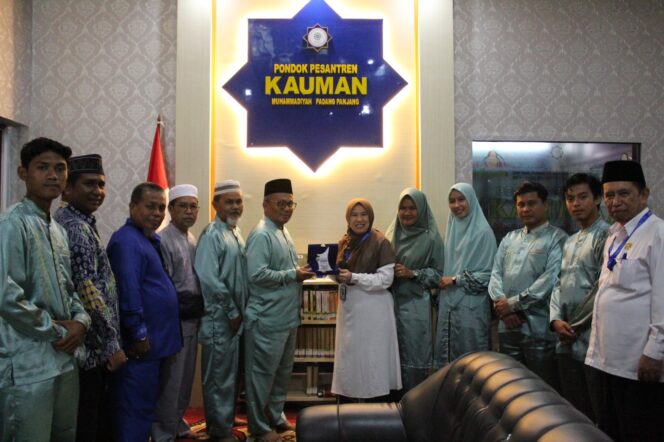 
 Rombongan SD Muhammadiyah Kampar Boarding School saat melakukan kunjungan studi tiru ke Pontren Kauman Muhammadiyah Padang Panjang. (Dok.Humas Kauman Padang Panjang)
