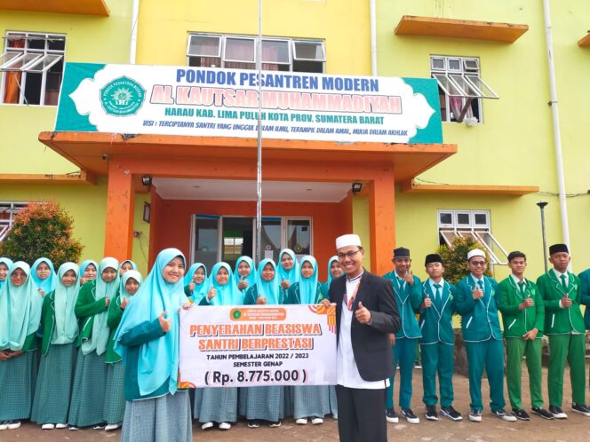 
 Pimpinan Ponpes Modern Al Kautsar Muhammadiyah di Kecamatan Harau, Kabupaten Limapuluh Kota, memberikan apresiasi kepada santri berprestasi. (Dok.Ponpes Modern Al-Kautsar Limapuluh Kota)