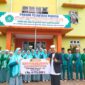 Pimpinan Ponpes Modern Al Kautsar Muhammadiyah di Kecamatan Harau, Kabupaten Limapuluh Kota, memberikan apresiasi kepada santri berprestasi. (Dok.Ponpes Modern Al-Kautsar Limapuluh Kota)