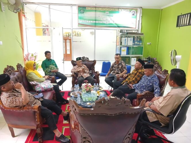 
 BPP Al-Mumtaz menggelar rapat percepatan pengembangan Al-Mumtaz di ruangan Mudir Ponpes Al-Mumtaz Muhammadiyah Kota Solok. (IST)