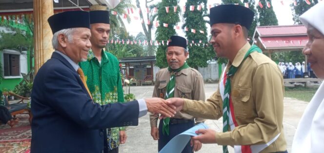 
 Ketua PDM Limapuluh Kota Yusmar Khalif sedang menyerahkan secara simbolis SK Guru Tetap SD Muhammadiyah Fullday School Sarilamak. (Dok.Istimewa)