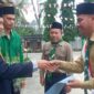 Ketua PDM Limapuluh Kota Yusmar Khalif sedang menyerahkan secara simbolis SK Guru Tetap SD Muhammadiyah Fullday School Sarilamak. (Dok.Istimewa)