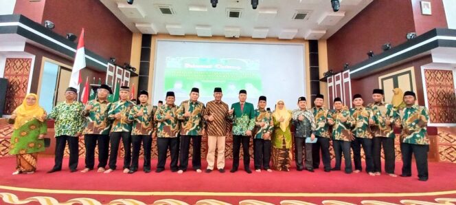 
 Bupati Pessel, Rusma Yul Anwar bersama PWM, PWA dan PDM Pesisir Selatan usai pelantikan.(Alp)