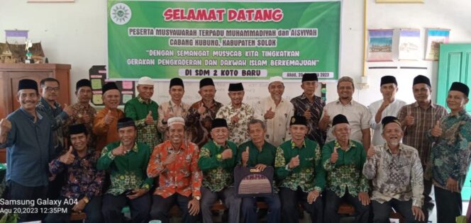 
 Andri Putra bersama PDM dan pimpinan cabang terpilih dalam musyawarah terpadu di Kotobaru Solok.(Albert)