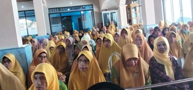 
 penuh semangat, Ibu-ibu 'Aisyiyah mengikuti pengjian bulanan di masjid tuo Nurul Yaqin Muhammadiyah Jorong Batu Nan Banyak Nagari Halaban.(W)