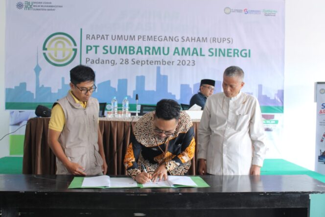 
 Penandatanganan kerjasama antara PT. Sumbarmu Amal Sinergi dengan sejumlah perusahaan dalam pengembangan usaha.(Endrio)