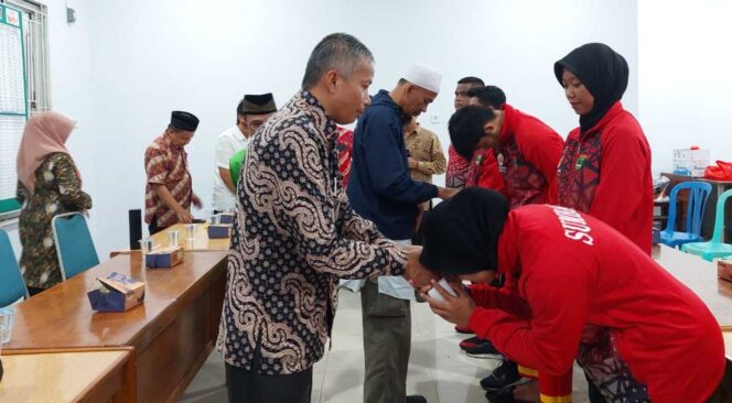 
 Ketua PWM Sumbar, Dr. Bakhtiar dan ketua Tapak Suci Sumbar, Ustadz Jel Fathullah melepas keberangkatan atlet dan pelatih Tapak Suci menuju Pra PON ke-XXI di Solok.(Endrio)