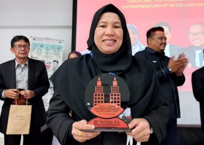 
 Membanggakan! Mudir Pesantren KAUMAN Dr. Derliana Raih Penghargaan dari ARP Foundation Malaysia