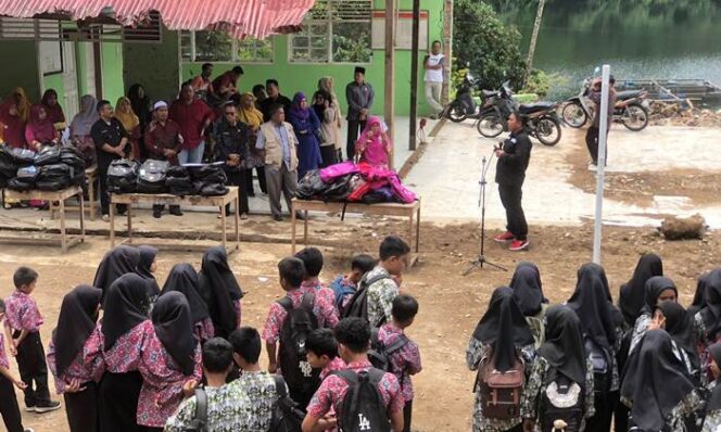 
 LazisMu dan MDMC Sumbar Serahkan Bantuan School Kit di Tanjung Sani