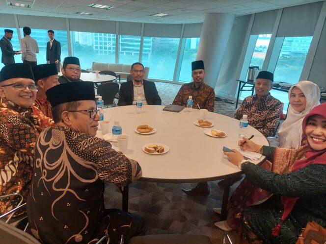 
 Pertemuan Ketua PWM Sumatera Barat, Dr Bakhtiar, M. Ag, dengan Presiden Muhammadiyah Singapura, Muhammad Azri bin Azman, bersama Rektor UIN Imam Bonjol Padang, Prof. Dr Marthin Gustati di Centre Gallery, Singapura. (Sumber: Istimewa)