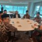 Pertemuan Ketua PWM Sumatera Barat, Dr Bakhtiar, M. Ag, dengan Presiden Muhammadiyah Singapura, Muhammad Azri bin Azman, bersama Rektor UIN Imam Bonjol Padang, Prof. Dr Marthin Gustati di Centre Gallery, Singapura. (Sumber: Istimewa)