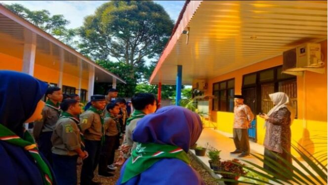 
 Kepala SMP Muhammadiyah Kota Payakumbuh, Antonius Budiharto, saat apel pagi bersama para siswa. (Sumber: Istimewa)