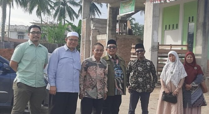 
 Wakil Ketua Bidang Pembinaan Kesehatan Umum dan Kesejahteraan Sosial PWM Sumbar, dr. Emilson Taslim (empat dari kanan) didampingi Ketua PDM Kota Payakumbuh, Dr. Irwandi Nashir (dua dari kiri) dan jajaran Majelis Kesehatan Umum PDM Kota Payakumbuh meninjau lokasi rencana pembangunan RS Muhammadiyah. (Sumber: Istimewa)