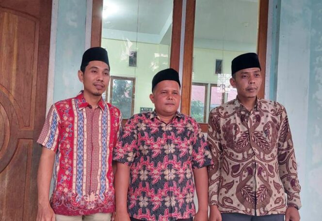 
 Ketua PDM Padang Pariaman periode 2022-2027, Dasril, S.HI (tengah) bersama Sekretaris Erik Ekstrada, S.Pd.I (kanan) dan Bendahara Fitra Mulyawan, S.HI,MH (kiri). (Sumber: Istimewa)