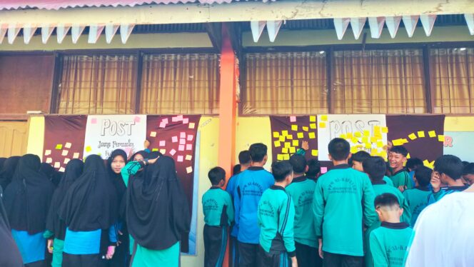 
 Para santri Ponpes Al Kautsar menempelkan janji mereka di mading pondok.(Ist)