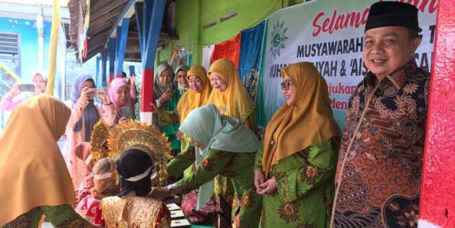 
 Ketua PDM Kota Padang, M. Fikar bersama PDA saat musyawarah cabang Muhammadiyah Padang Selatan.(Ist)