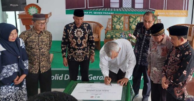 
 Direktur Utama PT. Semen Padang, Asri Mukhtar menandatangani prasasti peresmian Surau Buya Radhin.(Endrio)