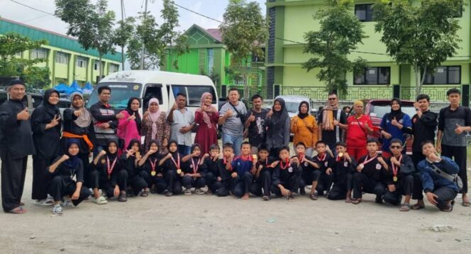 
 Kontingen Tapak Suci Kabupaten Solok bersama orang tua atlet usai kejuaraan nasional pencak silat di UIN Sjech Djamil Djambek Bukittinggi.(Arif)