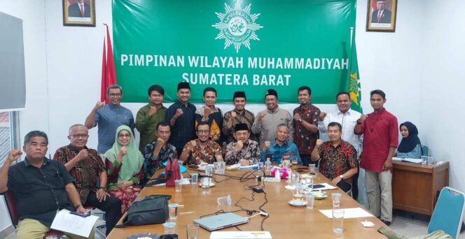 
 Silaturahim ketua PWPM Sumbar, Deri Rizal dengan ketua PWM Sumbar, Dr. Bakhtiar dan jajaran di Gedung Dakwah Muhammadiyah.(Endrio)