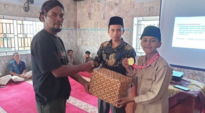 
 Atlet Tapak Suci Sijunjung Peraih Medali Emas Kejurnas Silat di UIN SMDD Terima Bonus