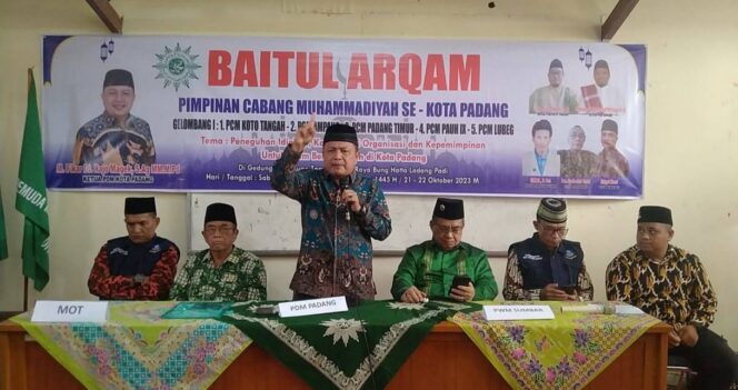 
 Ketua PDM Kota Padang, M. Fikar Dt Rajo Magek S.Ag MM M.Pd membuka Baitul Arqam gelombang pertama bagi 5 pimpinan cabang.