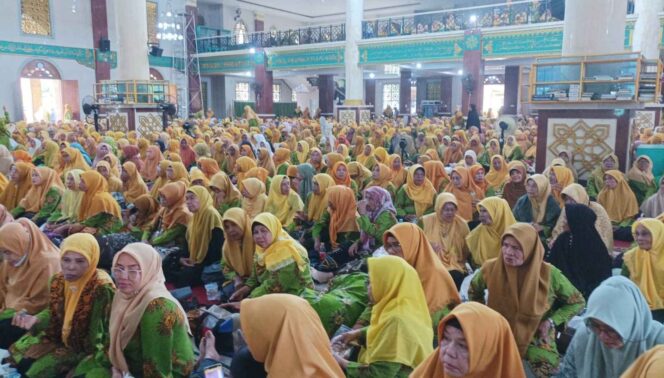 
 Ribuan Ibu-ibu Aisyiyah Sumbar Ramaikan Pengajian Gabungan di Masjid Baiturrahman Painan