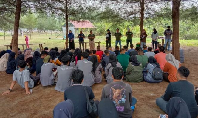 
 Arahan menjelang aksi penanaman mangrove di Bungo Pasang.