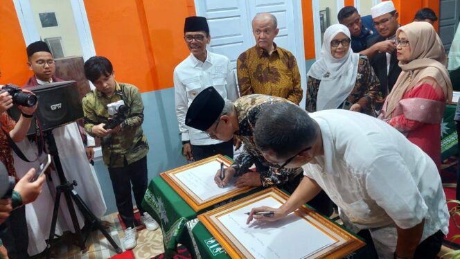 
 Ketum PP Muhammadiyah, Prof Haedar Nashir menandatangani prasasti tanda diresmikannya pemanfaatan asrama putra Ponpes Al Kautsar Muhammadiyah Harau.(Endrio)