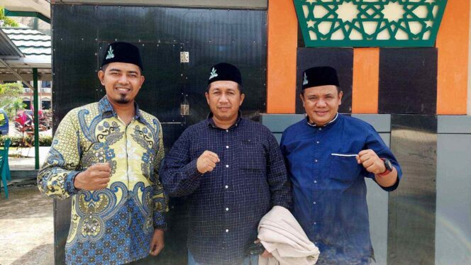 
 Ketua terpilih PWPM Sumbar 2023-2027, Ade Herdiwansyah bersama Sekretaris Anasrul dan Bendahara Nopil Asrianto.(Endrio)