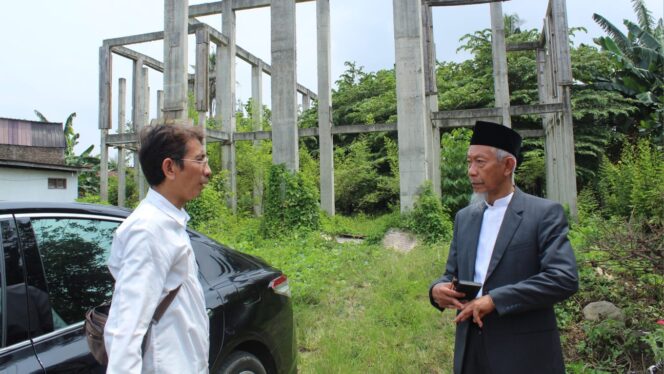 
 Ketua PP Muhammadiyah, Dr. Saad Ibrahim melihat langsung kondisi Islamic Center Muhammadiyah Kota Padang.(Endrio)