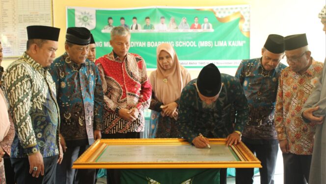 
 Ketua PP Muhammadiyah, Dr. Saad Ibrahim menandatangani peluncuran Muhammadiyah Boarding School Lima Kaum.(Endrio)