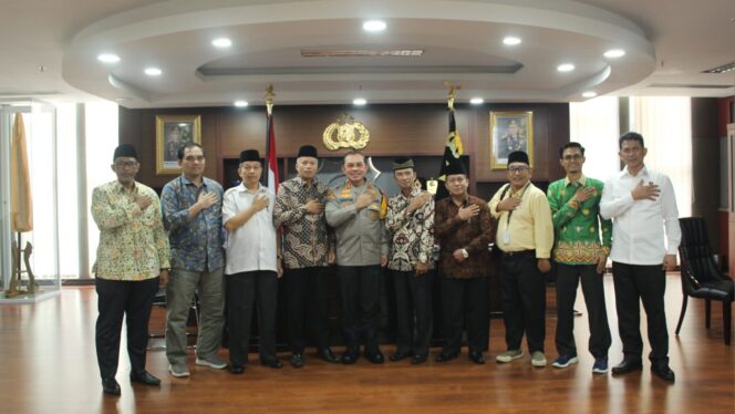 
 Ketua dan jajaran Pimpinan Wilayah Muhammadiyah Sumbar usai bersilaturahim dengan Kapolda Sumbar, Irjen Pol Suharyono.(Endrio)