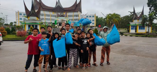 
 Penuh semangat, para santri PPM Al Kautsar mengumpulkan sampah di sejumlah lokasi dalam peringatan milad ke-111 Muhammadiyah.(Ist)