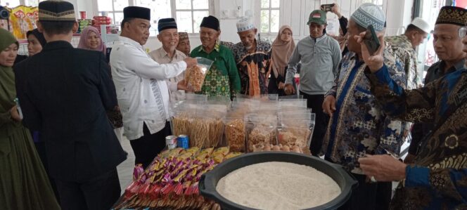 
 Kakan Kemenag Kabupaten Solok, H. Zulkifli bersama pimpinan Muhammadiyah meninjau langsung mini market PontrenMu Saniang Baka.(Albert)