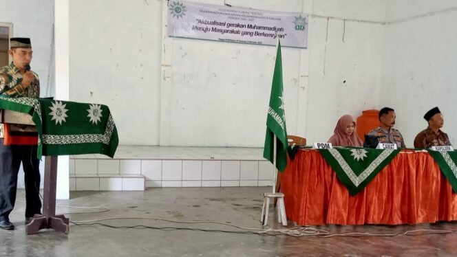 
 Wakil ketua PDM Pessel, Elpinas saat membuka Musycab terpadu Muhammadiyah XI Koto Tarusan.(Ist)