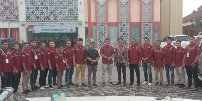 
 Elvis Buana bersama rombongan utusan Pemuda Muhammadiyah Sijunjung dan Komisioner KPU Sumbar, Jons Manedi di arena Musywil.(Ist)