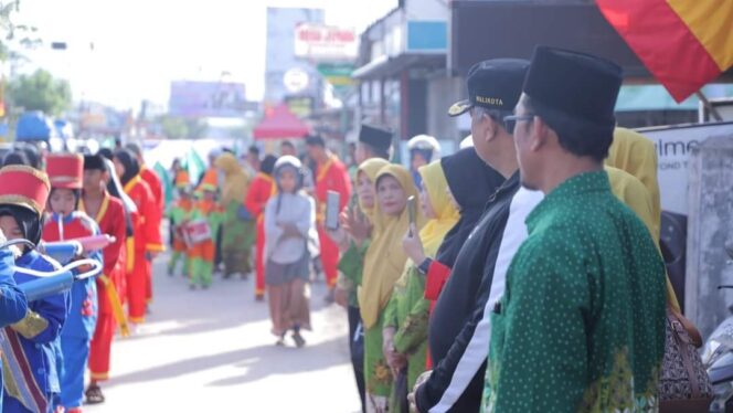 
 Wali Kota Solok, H. Zul Elfian Umar bersama ketua PDM, Jalinus Hadis melepas pawai milad ke-111 Muhammadiyah di depan kompleks sekolah Muhammadiyah Pandan.(Ist)