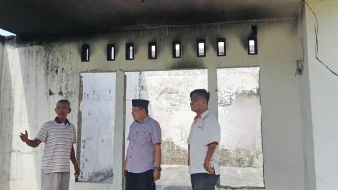 
 Ketua PDM Kota Padang, M. Fikar bersama pimpinan LazisMu, Rendy melihat langsung kondisi rumah yang terbakar di Koring Gadang, Kuranji, Kota Padang.(Ist)