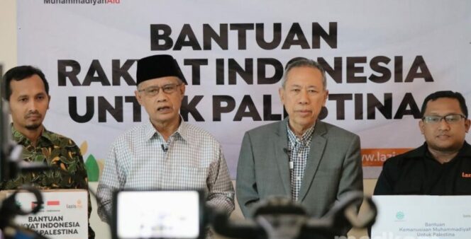 
 Ketua PP Muhammadiyah, Prof. Haedar Nasir saat memberikan keterangan pers terkait penyaluran bantuan dari rakyat Indonesia untuk Palestina.(Muhammadiyah)