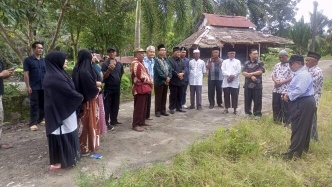 
 PWM Sumbar melakukan penijauan tanah yang dihibahkan H. Anwar Datuk Bandaro bersama keluarga kepada Muhammadiyah Sumatera Barat di Pasaman Barat. (Foto: Endrio)