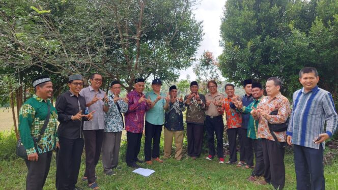 
 Peninjauan tanah wakaf seluas 2.3 hektare di Lubuk Basung, Kabupaten Agam, Ahad (19/11/2023). (Dok.Endrio)