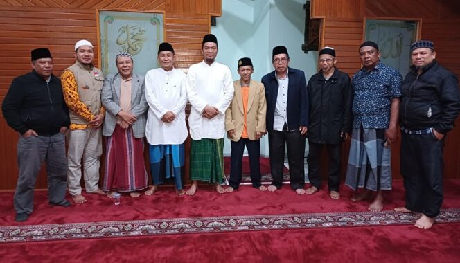 
 Ketua PCM Padang Panjang Timur yang baru terpilih dan pimpinan sebelumnya, foto bersama Wakil Ketua PDM Pabasko foto bersama.(ist)