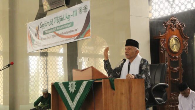 
 Prof. Amien Rais saat memberikan tausyiah dalam Milad ke-111 Muhammadiyah di Kabupaten Solok, Sumatra Barat.(Ist)