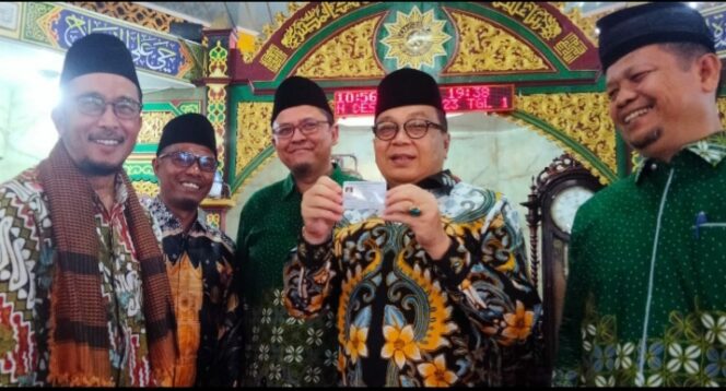 
 Penjabat Wali Kota Payakumbuh, H.Jasman Rizal saat menerima KTA Muhammadiyah dari Wakil Ketua Pimpinan Wilayah Muhammadiyah Sumbar, Prof. Dr. Ismail Novel (kiri), didampingi Ketua PDM kota Payakumbuh, Dr. Irwandi Nashir (tiga dari kiri), Wakil Ketua Ir.Wal Asri (kanan), dan Sekretaris Yopi Syah Putra,S.ThI (dua dari kiri).