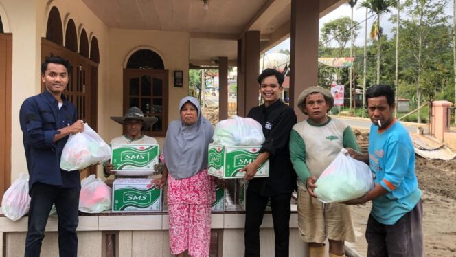 
 Tim MDMC Sumbar menyalurkan bantuan bagi korban banjir bandang di Nagari Surian, Kabupaten Solok.(MDMC)